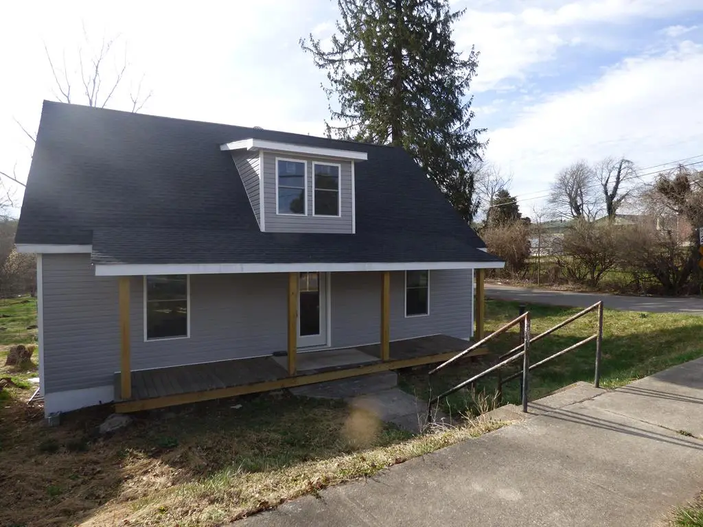 1027 Randolph Ave, Pulaski, VA 24301 - #1
