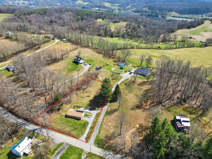 1306 Chilhowie St, Marion, VA 24354 - #2