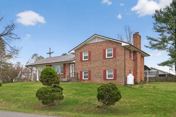 21 Highland Park Dr., Hillsville, VA 24343