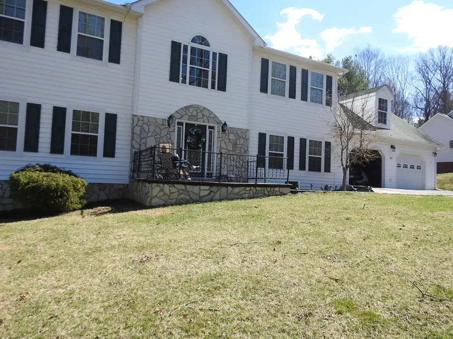 337 Fox Run Dr, Galax, VA 24333 - #2