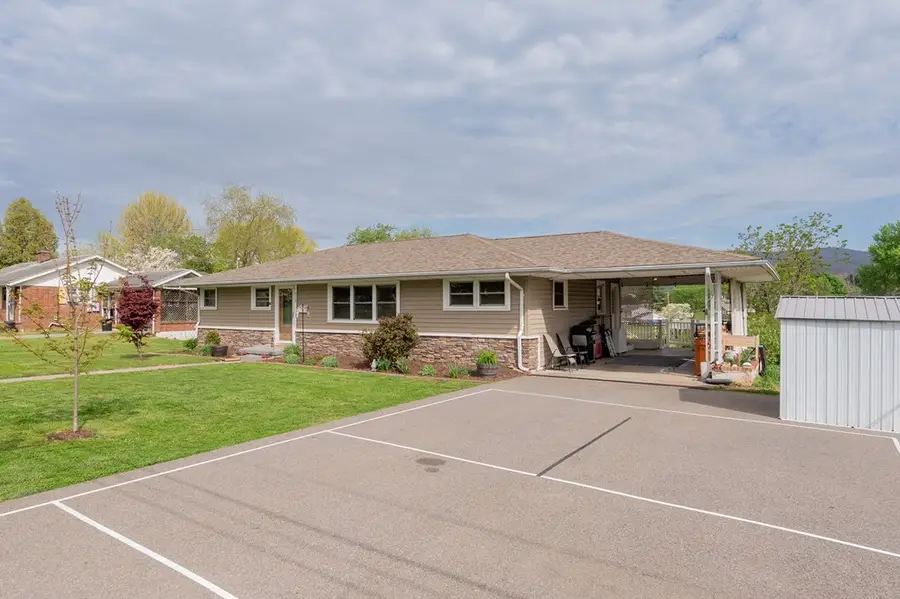 913 Locust Drive, Pearisburg, VA 24134 - #3