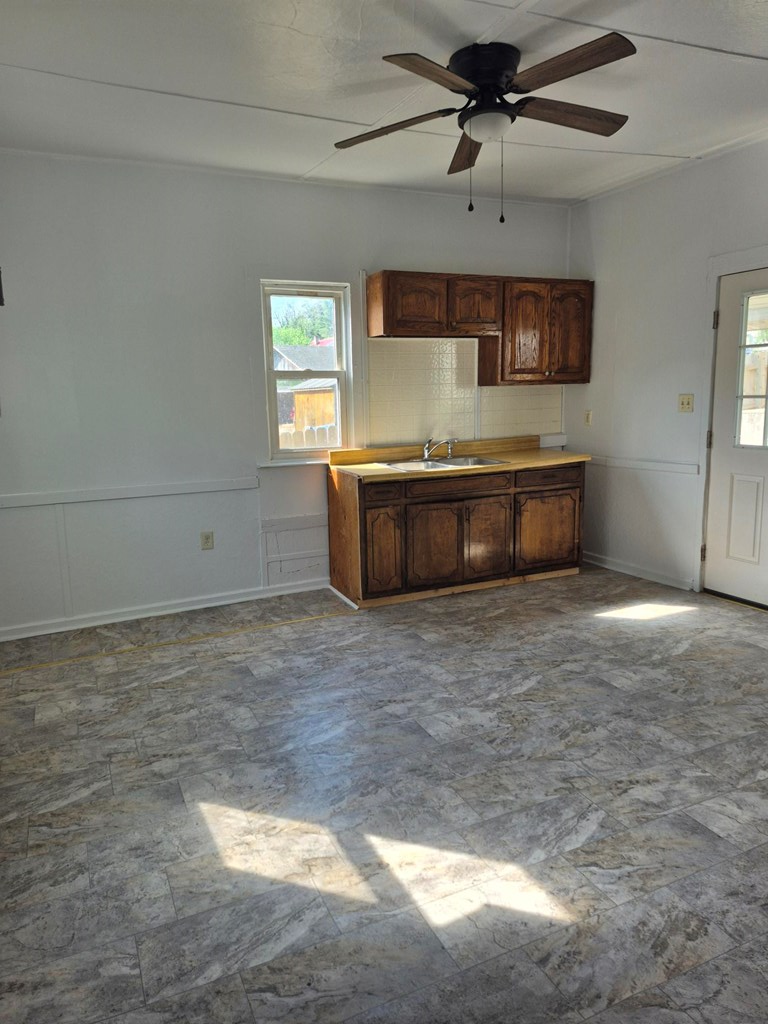 139 W Main St, Fries, VA 24330 - #2