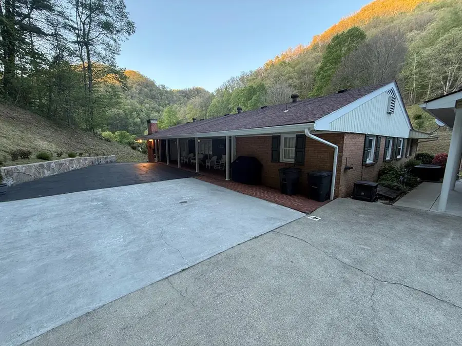 1336 Watkins St, Grundy, VA 24614 - #2