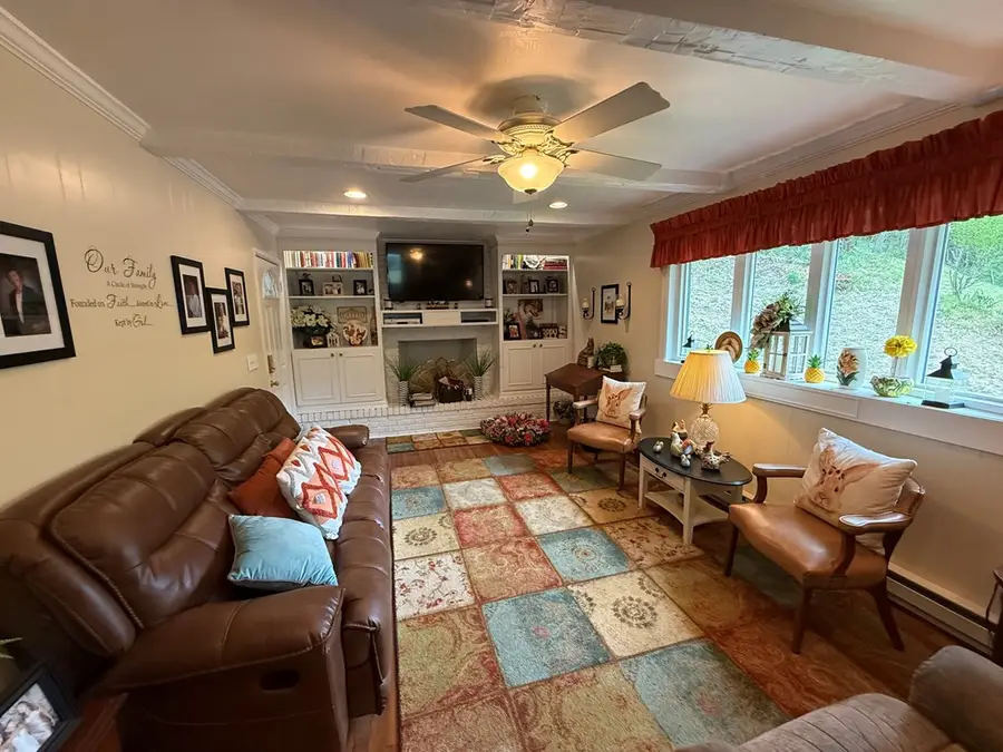 1336 Watkins St, Grundy, VA 24614 - #3