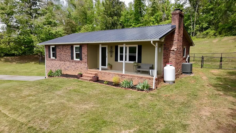 260 Rolling Hills Dr., Marion, VA 24354 - #2