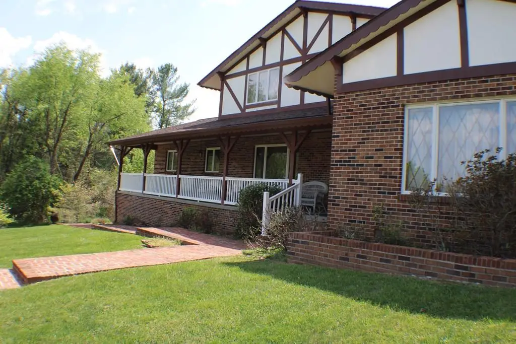161 Valley Dr, Richlands, VA 24641 - #1
