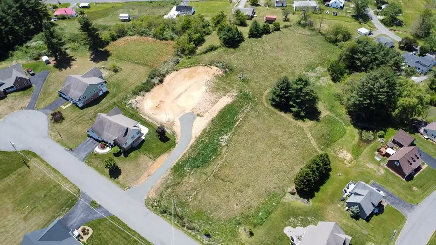 110 Carriage Dr, Galax, VA 24333 - #2