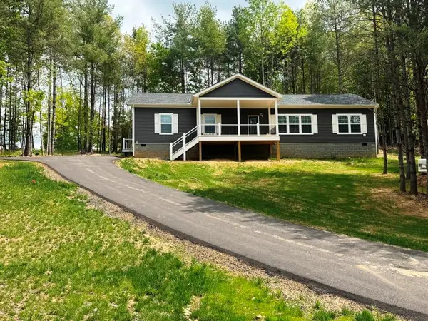 48 Bowman Dr, Hillsville, VA 24343