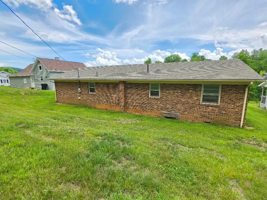 414 Dobyns St, Galax, VA 24333 - #3