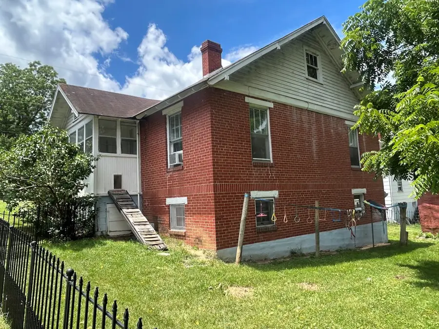 250 8th St, Wytheville, VA 24382 - #2