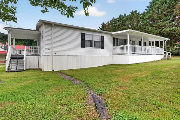 202 Railroad Avenue, Damascus, VA 24236-2153