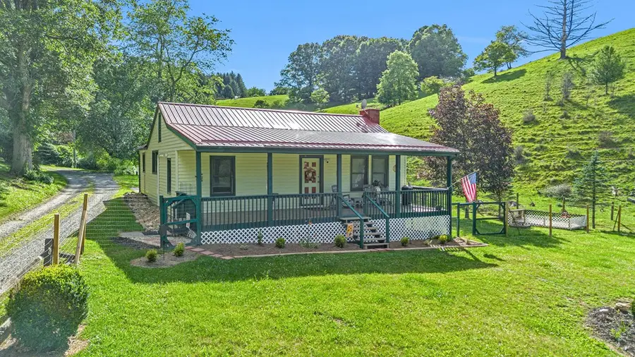 904 Roundhouse Rd, Mouth Of Wilson, VA 24363 - #3
