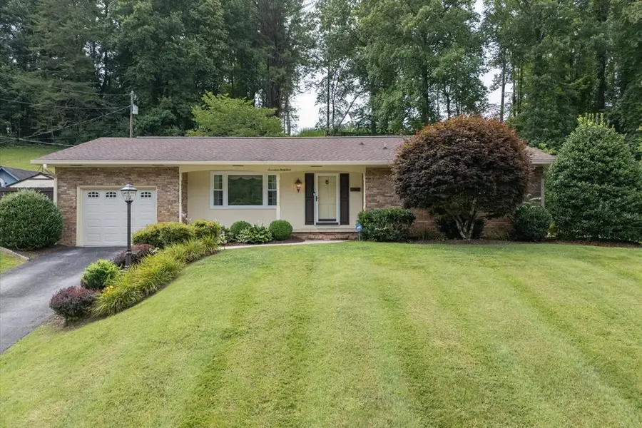1734 Shawnee Ave E, Big Stone Gap, VA 24219 - #2