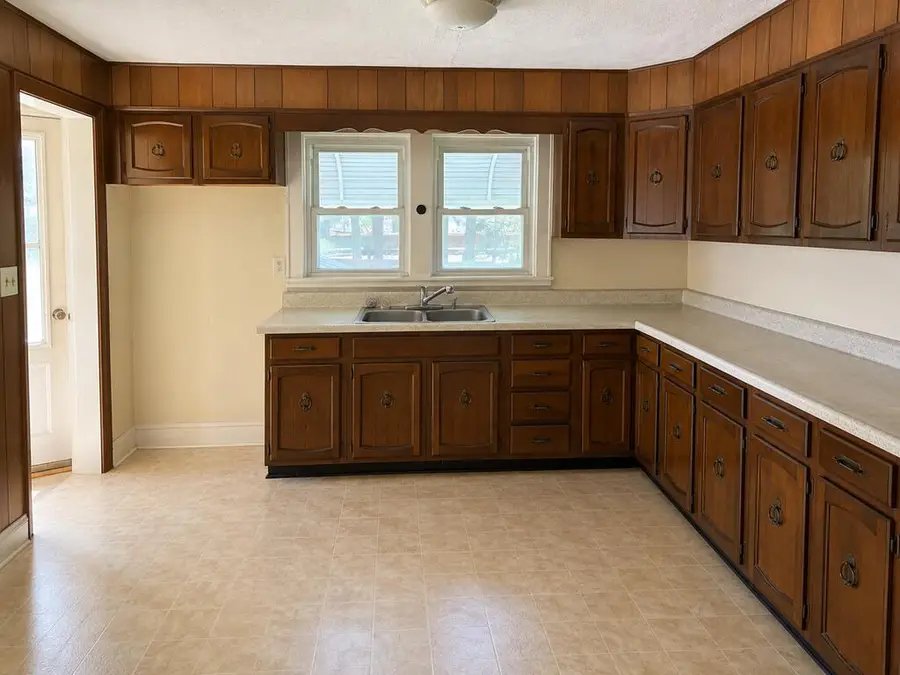 349 Valleyview St, North Tazewell, VA 24630 - #3