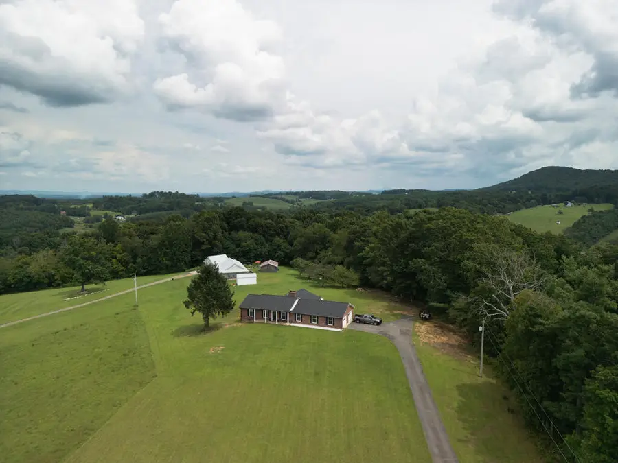 834 Glade Creek Rd, Woodlawn, VA 24381 - #3