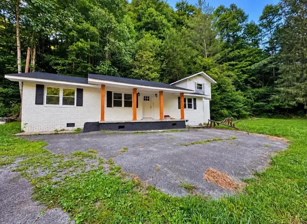 1213 Enochs Branch, Grundy, VA 24614
