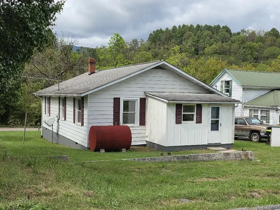 906 West Main St., Saltville, VA 24354 - #3