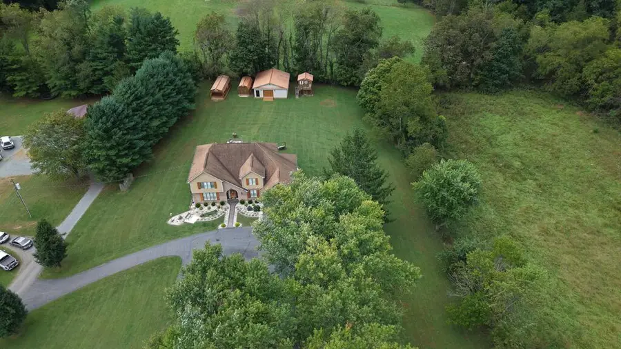 140 Grove St, Claypool Hill, VA 24637 - #3