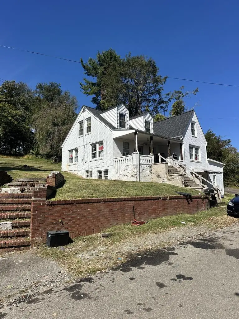 215 5th Ave, Galax, VA 24333 - #1
