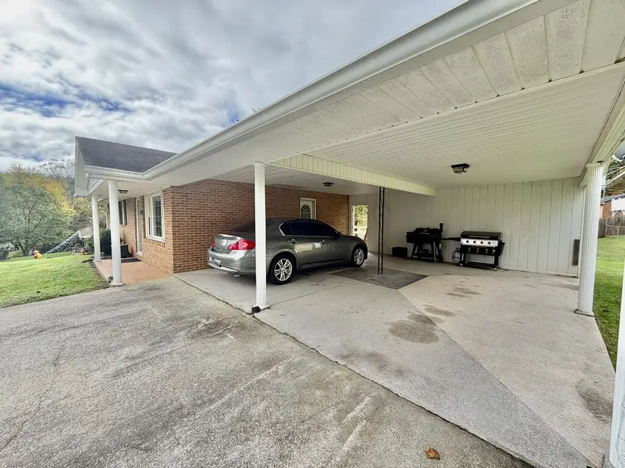 204 Highland Park Dr, Hillsville, VA 24343 - #2