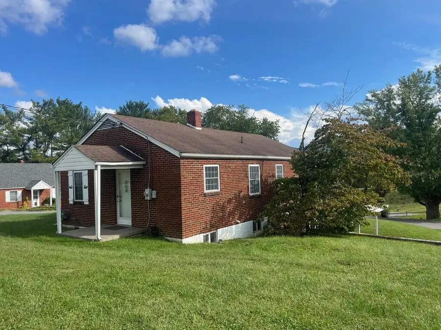612 Henry St, Marion, VA 24354 - #3