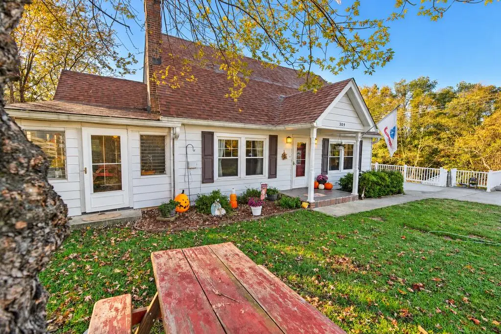 309 Water St, Hillsville, VA 24343 - #1