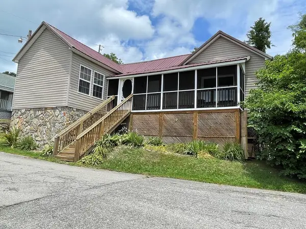 101 VINE ST, Fries, VA 24330