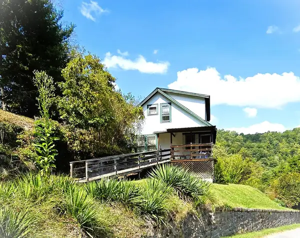 120 Shinbriar HI Road, Bramwell, WV 24715