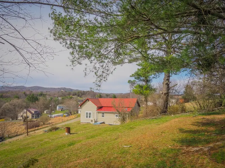 104 Barbershop Lane, Fries, VA 24330 - Image #2