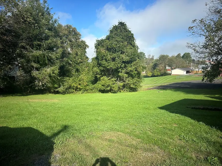 186 Main St, Hillsville, VA 24343 - Image #2