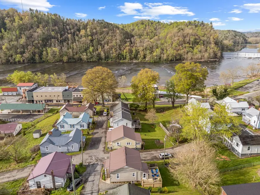 102 Short St, Fries, VA 24330 - Image #3