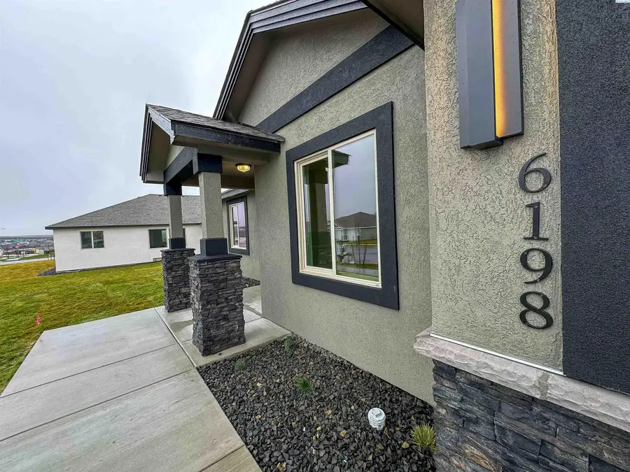 6198 W 30th Pl, Kennewick, WA 99338 - Image #2