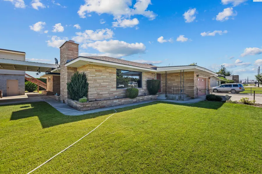 303 N Ave B, Grandview, WA 98930 - Image #2