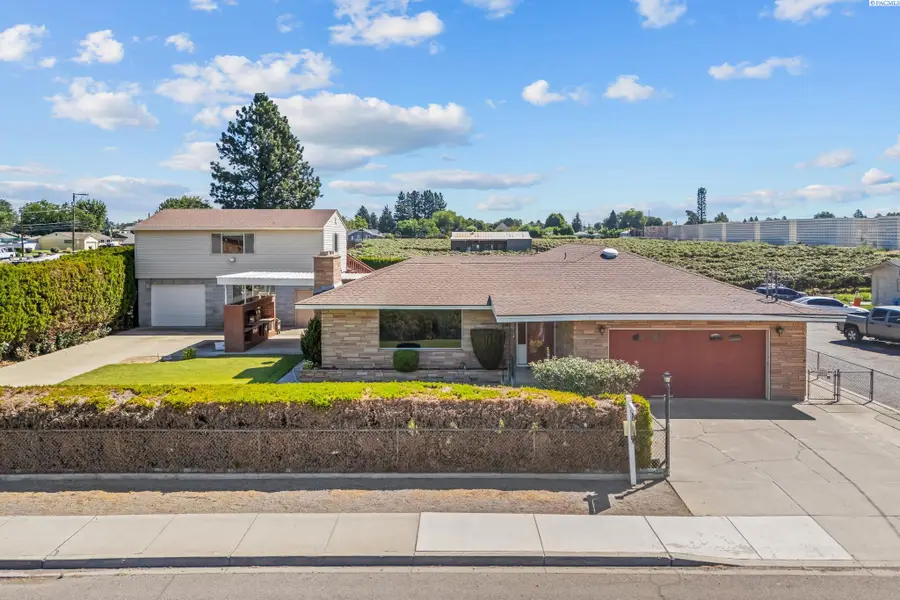 303 N Ave B, Grandview, WA 98930 - Image #3