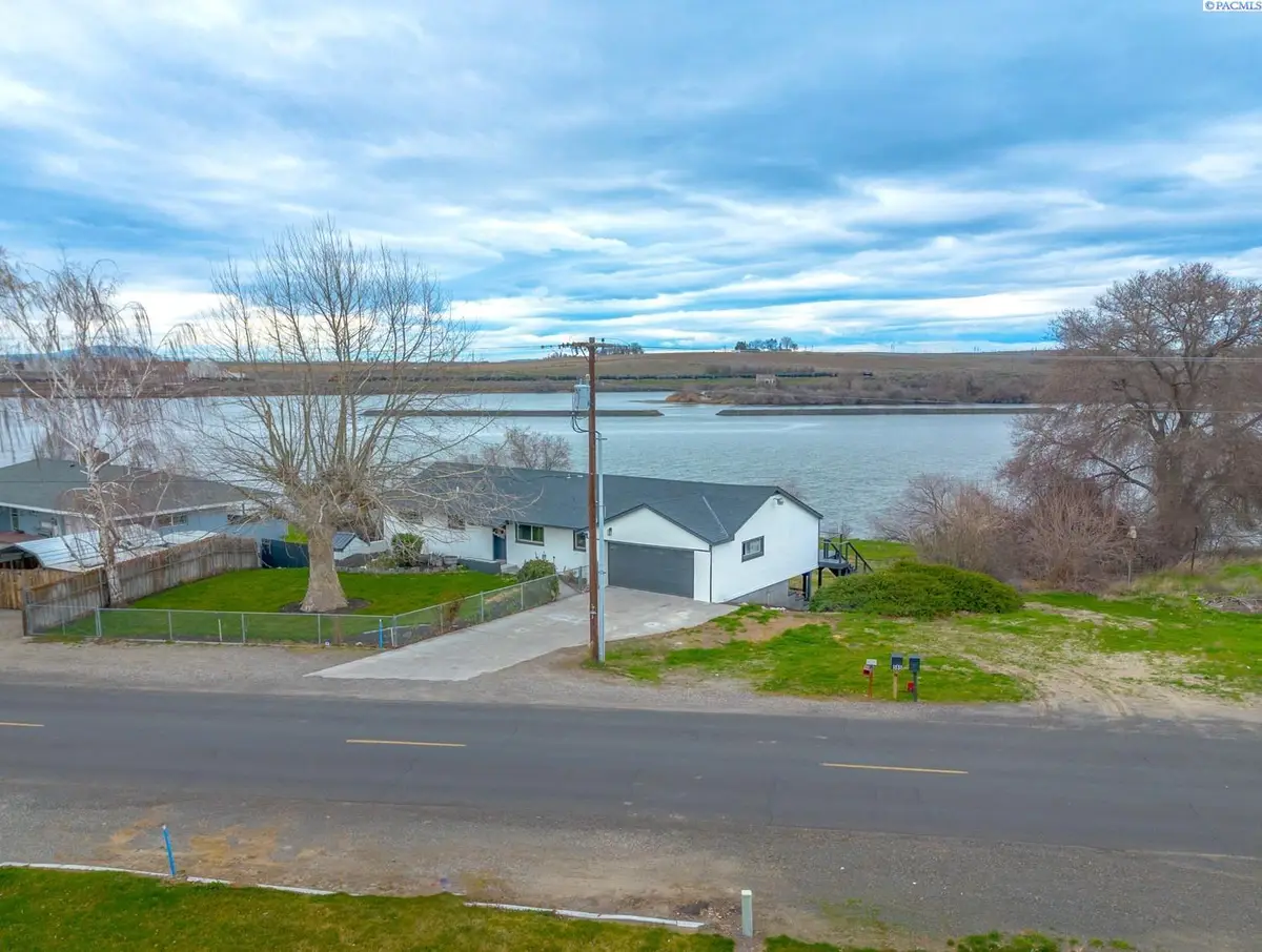 562 W Sunset Drive, Burbank, WA 99323 - Image #1