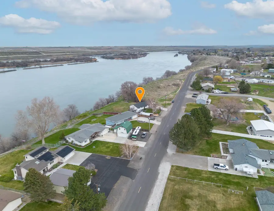 562 W Sunset Drive, Burbank, WA 99323 - Image #2