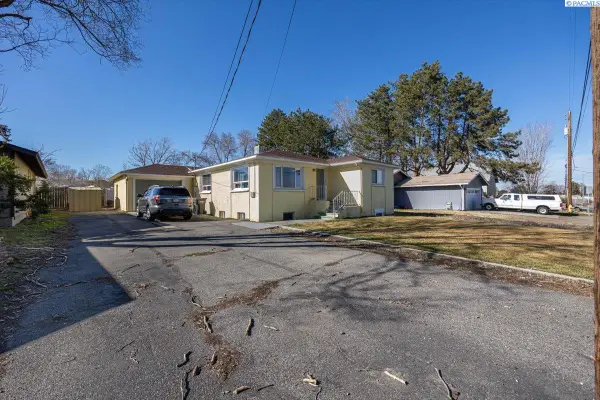 393 S 41st Ave, West Richland, WA 99353