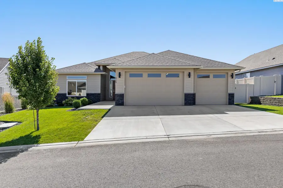 3729 S Van Buren Pl, Kennewick, WA 99338 - Image #2