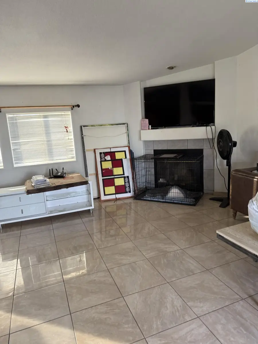 605 Dean Avenue, Granger, WA 98932 - Image #2