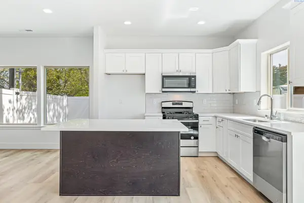 1075 S Underwood Pl, Kennewick, WA 99337