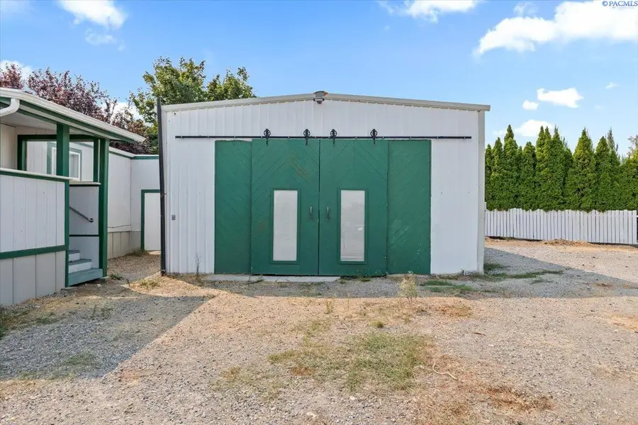 1716 S Huntington Pl, Kennewick, WA 99337-2323 - Image #2