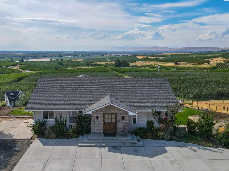 1394 Lombard Loop Rd, Wapato, WA 98951 - Image #2