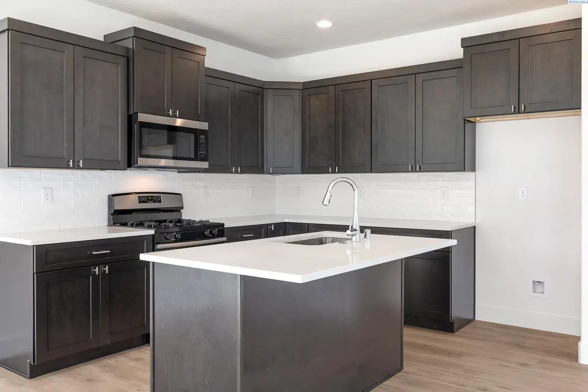 1052 S Underwood Pl, Kennewick, WA 99337 - Image #1