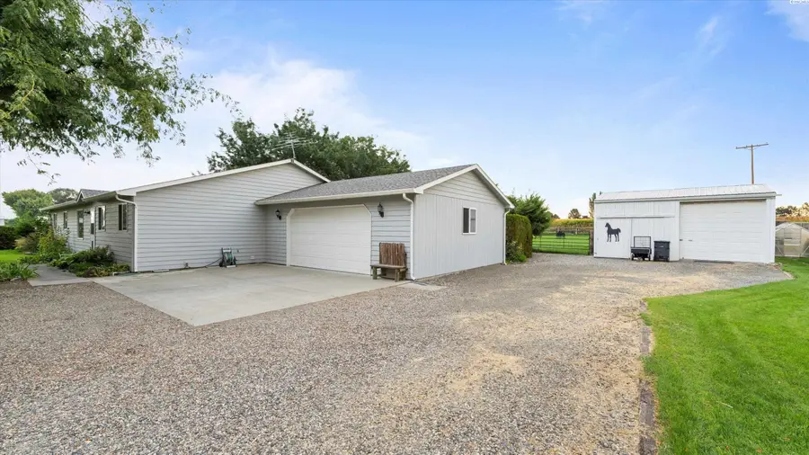 981 W Sunset Dr, Burbank, WA 99323 - Image #2