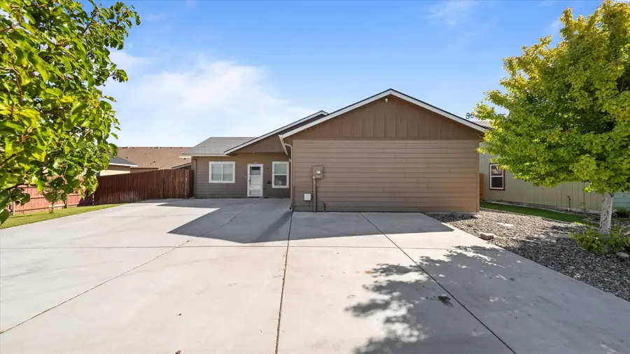 580 N Harrison Pl, Kennewick, WA 99336 - Image #2