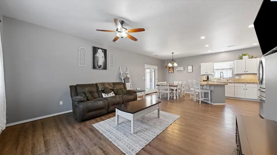 580 N Harrison Pl, Kennewick, WA 99336 - Image #3