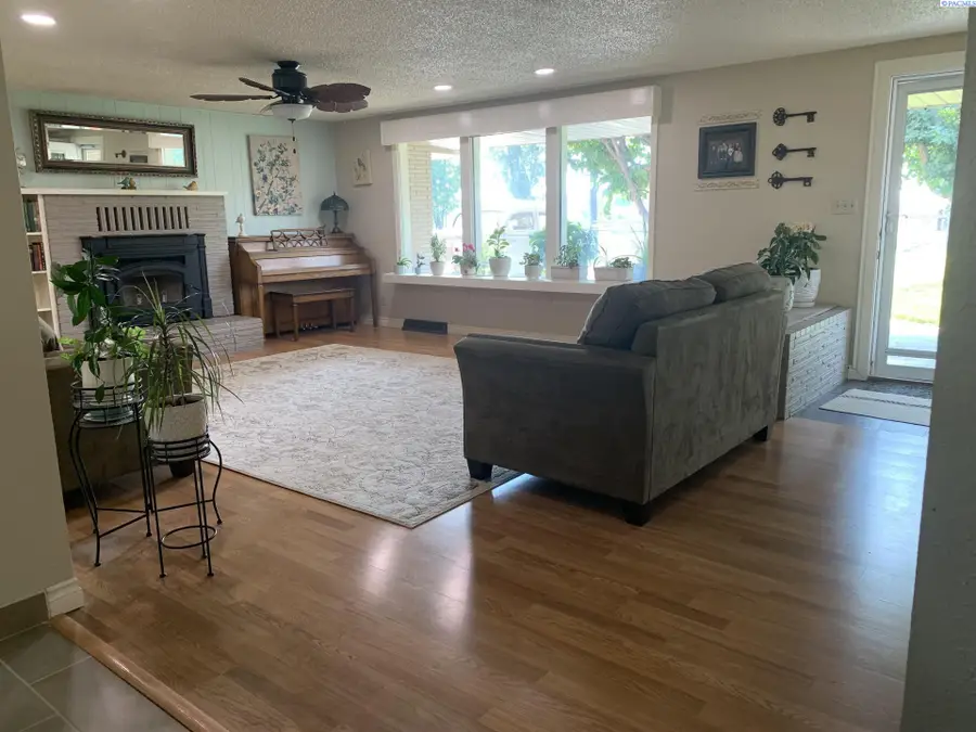 111 Hornby Rd, Grandview, WA 98930 - Image #3