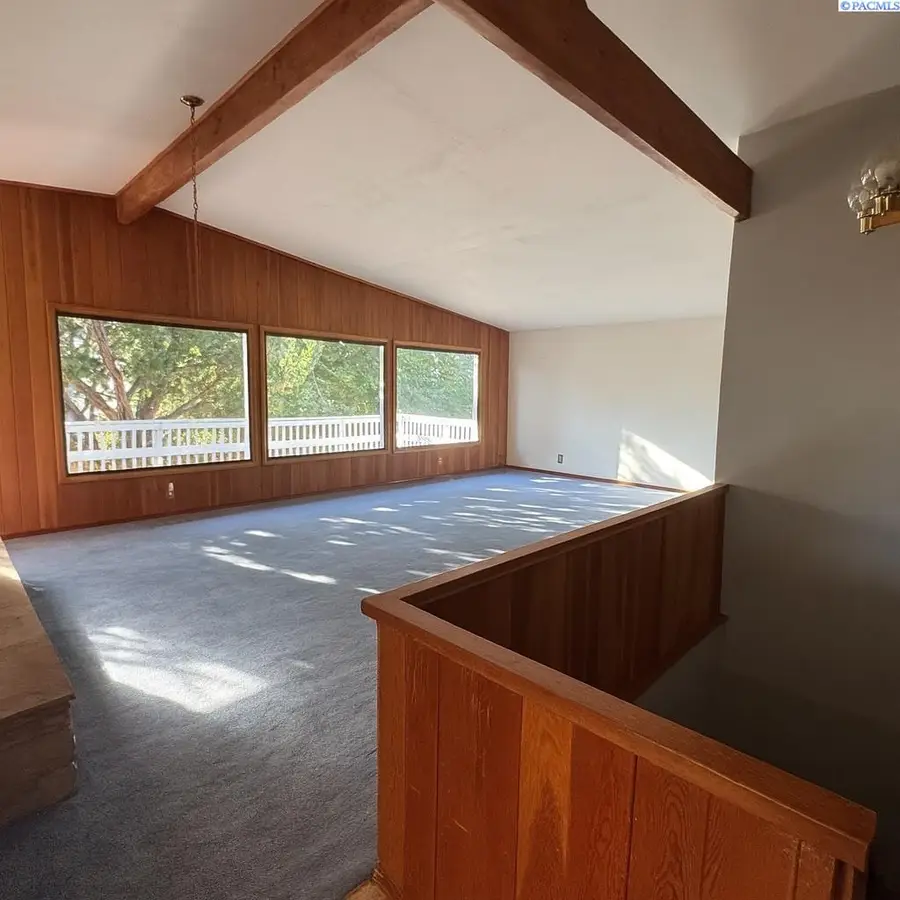 504 Hedrick Pl, Grandview, WA 98930 - Image #2