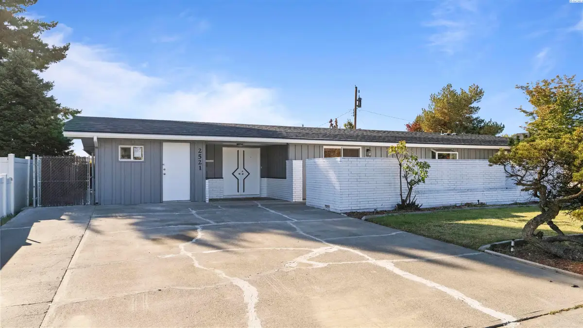 2521 W Entiat Ave, Kennewick, WA 99336 - Image #1