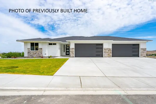 825 Thebes St, West Richland, WA 99353